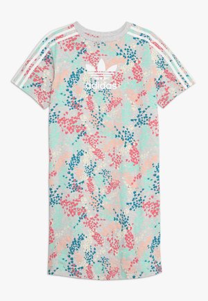 Szara sukienka Adidas z krótkim rękawem, z różowym, turkusowym i kremowym abstrakcyjnym kwiatowym wzorem oraz białymi trzema paskami na rękawach.