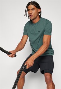 Nike Performance HYVERSE - T-shirt desportiva - vintage green/black