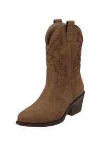 Botte de cow-boy en daim marron avec un bout arrondi, des coutures décoratives et des accents, un talon empilé de 6,5 cm et des tirettes pour un enfilage facile.