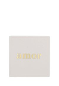 Caja cuadrada, mate, de color beige, con la palabra "amor" en letras doradas en relieve y un sutil borde. Textura suave y diseño minimalista.