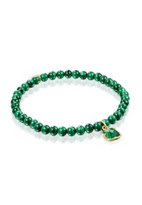 Pulsera de cuentas de malaquita verde con un cierre de oro, que presenta un gran charm de cristal verde. Textura suave, forma redonda y color vibrante.