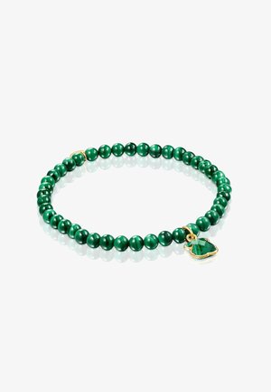 Bracelet en perles de malachite verte avec un fermoir en or, présentant un grand charme en cristal vert. Texture lisse, forme ronde et couleur vive.