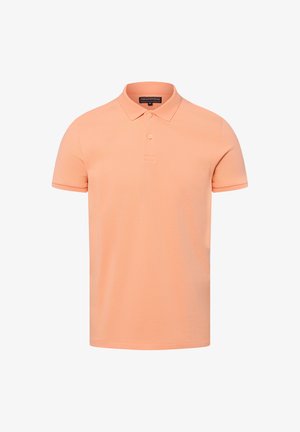 Męska brzoskwiniowa koszulka polo z krótkim rękawem, z zapięciem na dwa guziki i klasycznym kołnierzem, przedstawiona na białym tle.