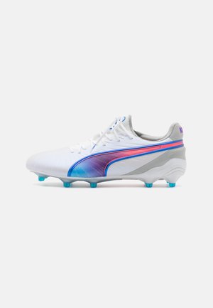 Botas de fútbol blancas con un diseño en degradado púrpura y azul, parte superior texturizada y clavos azules. Presentan cordones blancos y acentos grises.