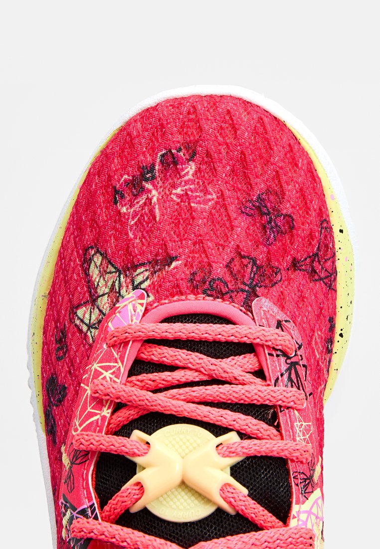 Baskets rouges avec une tige texturée présentant un motif de papillon, des lacets roses, et une semelle jaune distinctive avec des accents noirs.