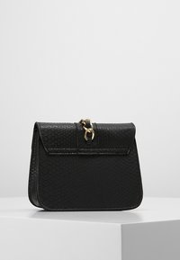 Czarna torebka z teksturowanej ekologicznej skóry wężowej z zapięciem w kolorze złotym i z trwałą konstrukcją. Posiada zakładany klapek i kompaktowy kształt.