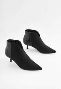 Next FOREVER COMFORT POINTED - Klassikalised poolsaapad - black