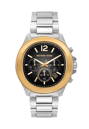 Reloj con correa de metal plateado, bisel dorado, esfera negra, tres subesferas, marcadores de hora dorados, agujas y fecha a las 4 en punto, marca Michael Kors.