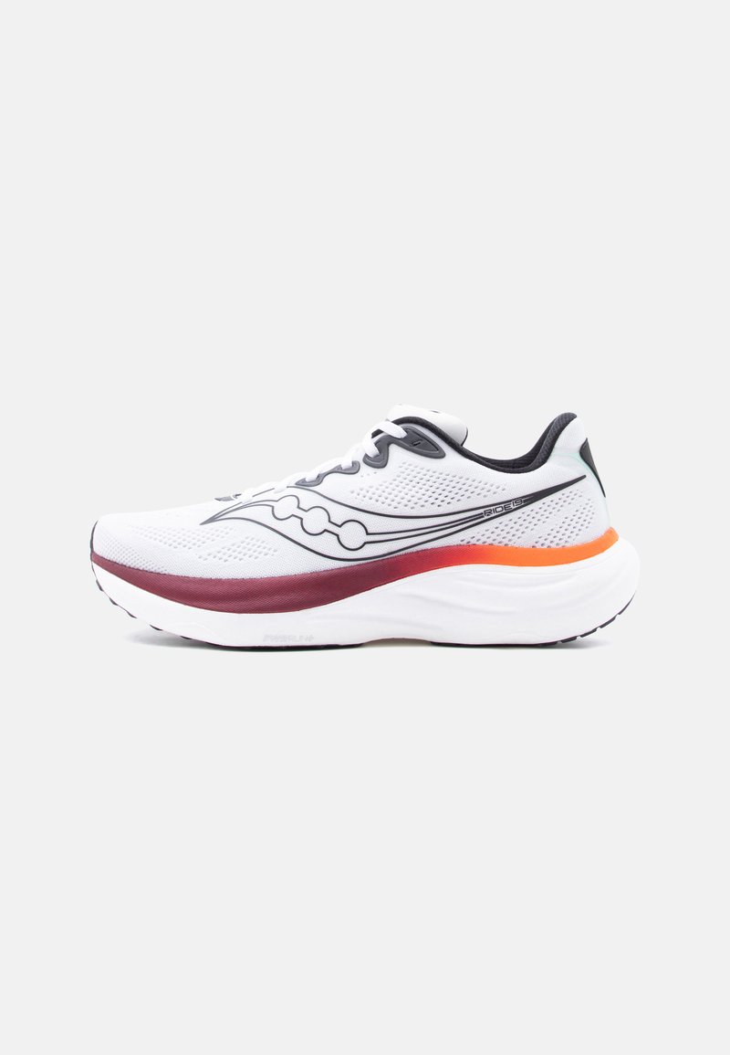 Λευκό αθλητικό τρέξιμο με μαύρο λογότυπο, μαρόν και πορτοκαλί λεπτομέρειες στη μέση της σόλας και λευκή σόλα σε απλό φόντο.