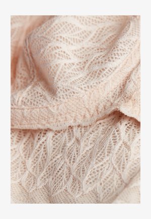 Tissu en dentelle rose clair avec un motif de feuilles ondulées, présentant une surface douce et texturée et des détails délicats le long des bords.