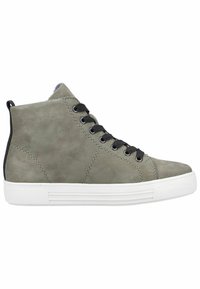 Baskets montantes en suède vert discret avec des lacets noirs, semelle en caoutchouc blanc, surface texturée et accents de couture pour la durabilité.