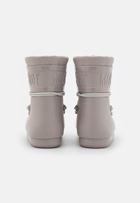 Bottes en caoutchouc grises à tige haute, avec un bout arrondi, une tige texturée, un logo détaillé et des lacets blancs pour un ajustement réglable.