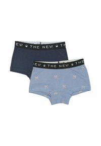 Două perechi de chiloți tip trunk. Una este de culoare albastru închis, cealaltă este de culoare albastru deschis cu un model de fundițe mici. Ambele au un brâu elastic negru.