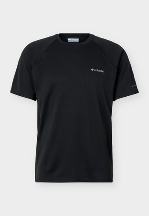 Μαύρο κοντομάνικο μπλουζάκι Columbia με στρογγυλή λαιμόκοψη, με λογότυπο στο στήθος και μικρό κείμενο στο δεξί μανίκι, εμφανίζεται σε απλό ανοιχτόφως φόντο.