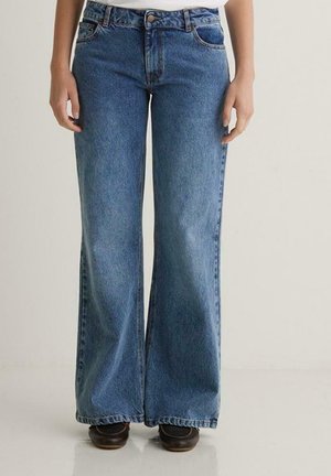 Schlagjeans aus mittlerem blauen Denim, mit hoher Taille, klassischem Fünf-Taschen-Design und dunkler Naht, sowie weitem Beinabschluss am Saum.