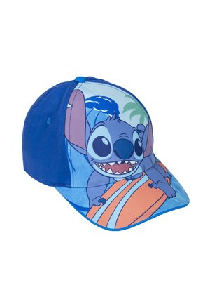 Blaue Kappe mit einem Druckdesign eines Cartooncharakters mit großen Ohren, der auf einem Surfbrett reitet, vor einem hellblauen Hintergrund.
