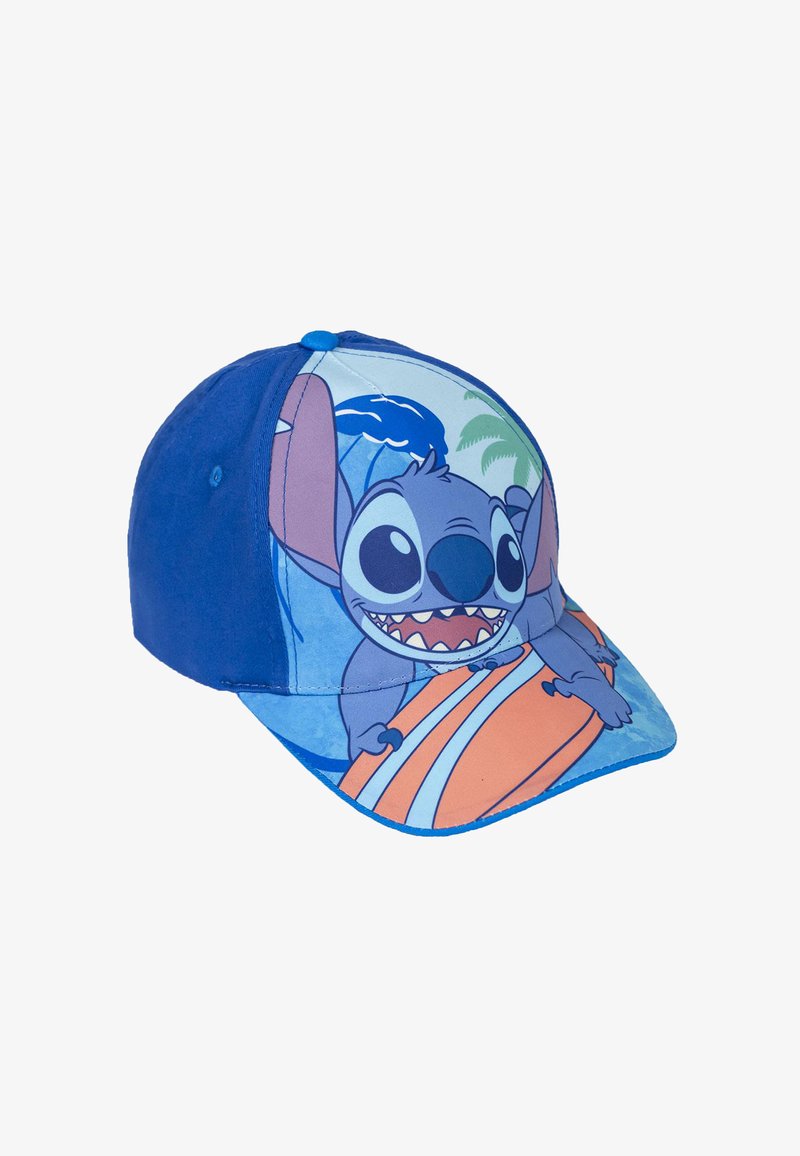 Gorra azul con un diseño impreso de un personaje de dibujos animados con grandes orejas, montando una tabla de surf, sobre un fondo azul claro.