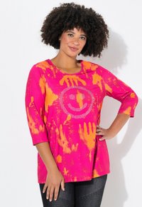 Rosa und orangefarbener Batikshirt mit Dreiviertelärmeln, das ein Strass-Smiley-Gesicht-Design auf der Vorderseite hat. Weicher, lässiger Stoff.
