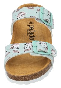 Blå slip-on sandal med enhörningsmönster, justerbara mintgröna spännen, korkfotbädd och vit gummisula. Designen inkluderar fantasifulla motiv.
