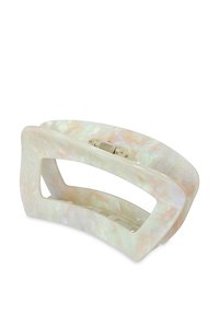 Una molletta per capelli traslucida e iridescente con forma rettangolare curvata, dotata di una chiusura metallica e una superficie liscia e lucida.