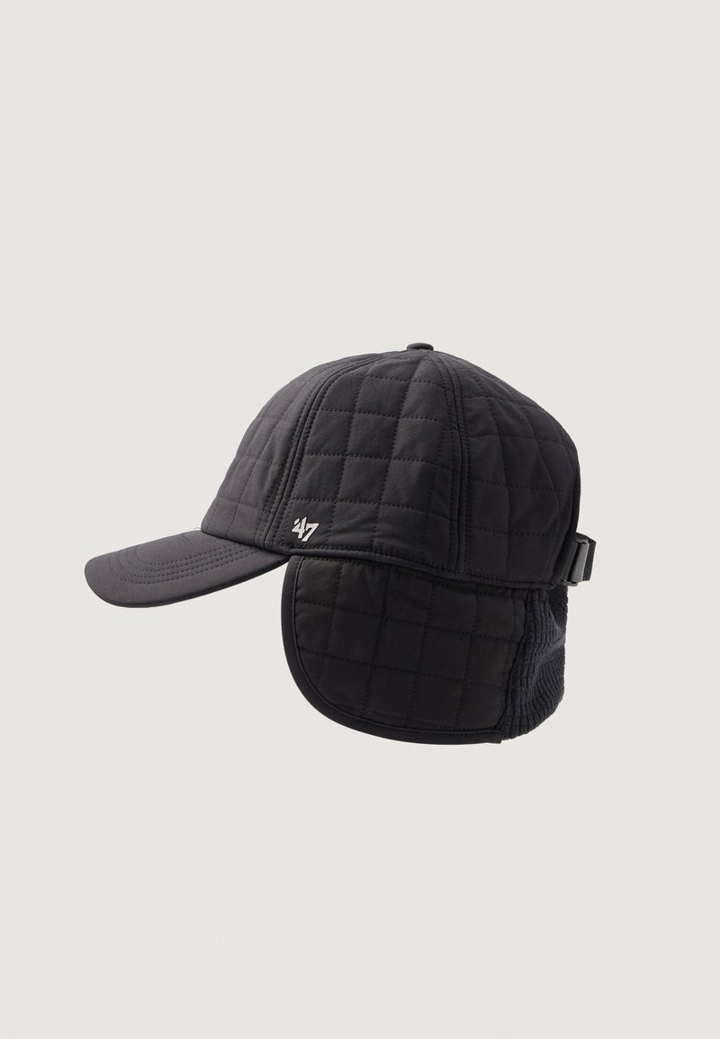 Gorra acolchada negra con visera curva, orejeras, correa ajustable y tejido texturizado para calidez y comodidad.