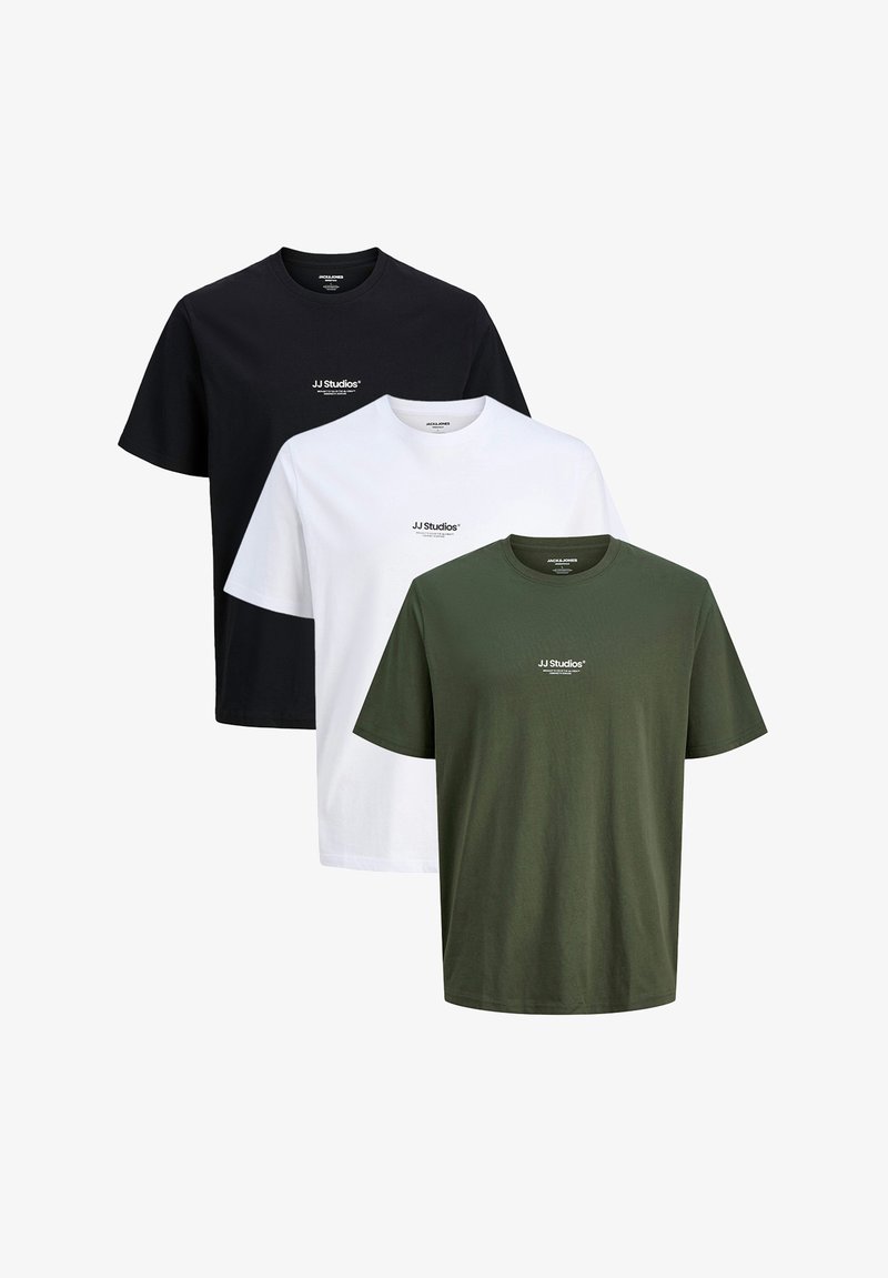 Drie T-shirts met korte mouwen in zwart, wit en olijfgroen. Katoenen stof met ronde hals en een klein logo detail op de borst.