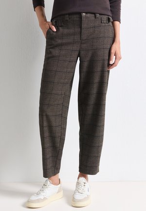 Street One, BARREL LEG HOSE MIT SCHNALLENDETAIL - Pantalon classique - darkest brown