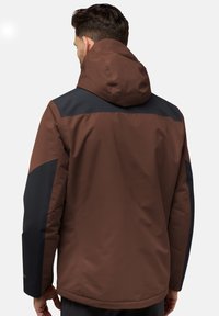 Giacca impermeabile marrone e nera con cappuccio, caratterizzata da un design elegante e pannelli a contrasto sulle spalle e sulle maniche.