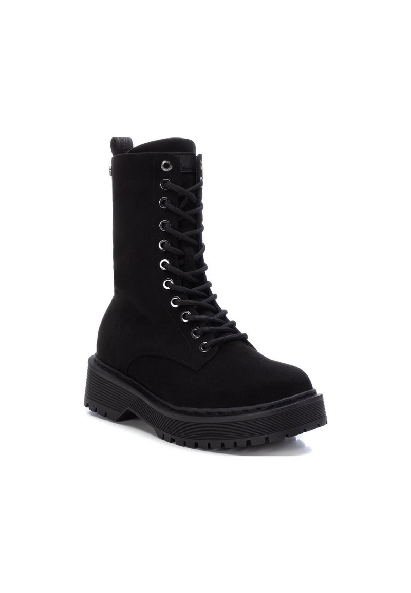 Czarne zamszowe botki za kostkę z sznurowaniem na przód, srebrnymi oczkami i grubą gumową podeszwą. Solidny design z wyściełanym kołnierzem i zaokrąglonym czubkiem.