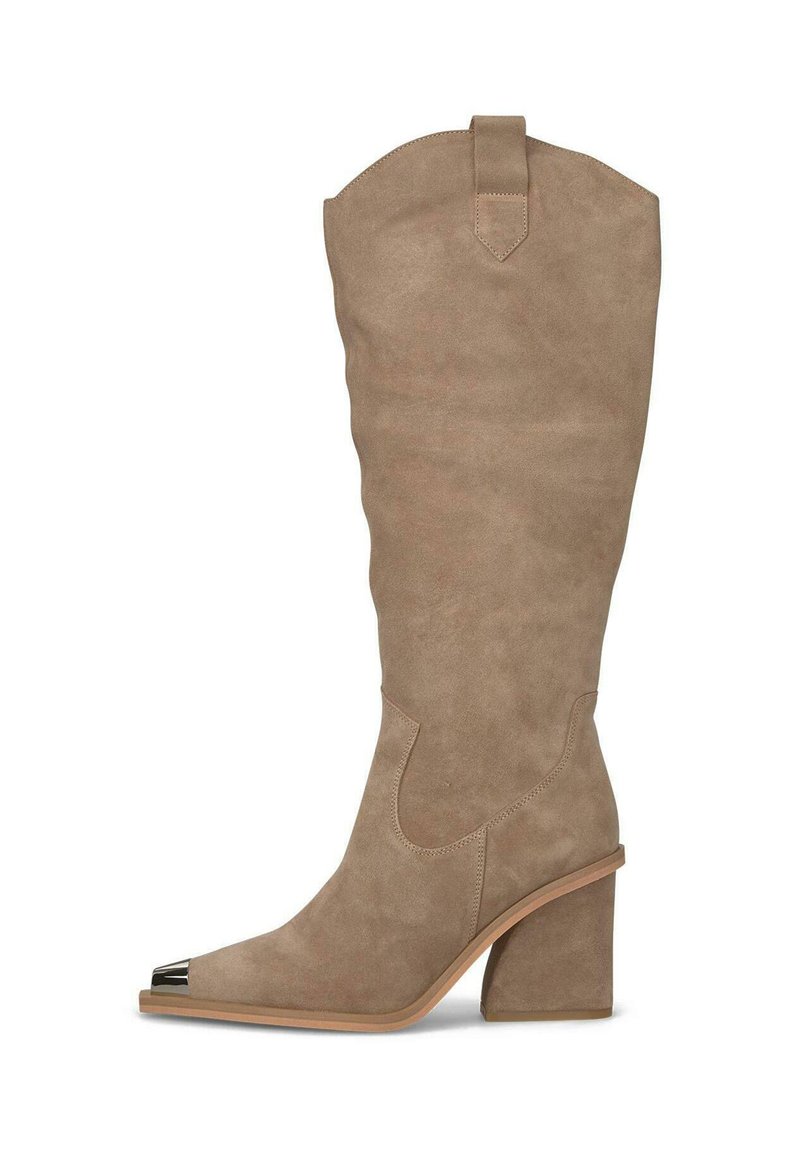 Stivale in suede taupe altezza ginocchio con punta quadrata, dettagli metallici e tacco spesso, caratterizzato da una parte superiore affusolata e dettagli sulla cucitura laterale.