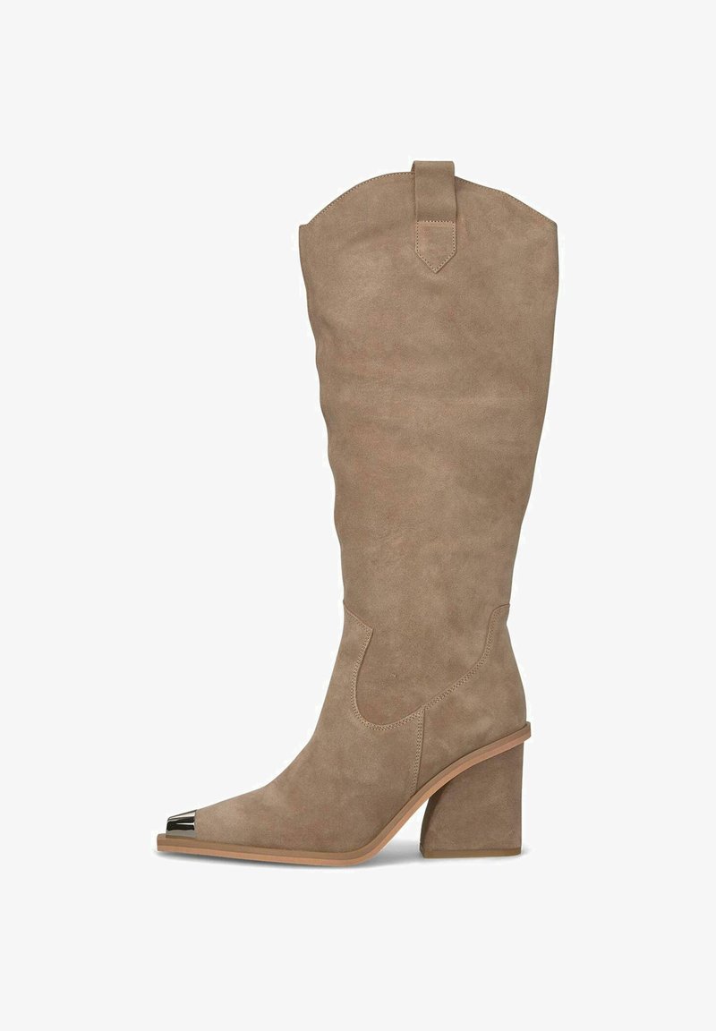 Stivale in suede taupe altezza ginocchio con punta quadrata, dettagli metallici e tacco spesso, caratterizzato da una parte superiore affusolata e dettagli sulla cucitura laterale.