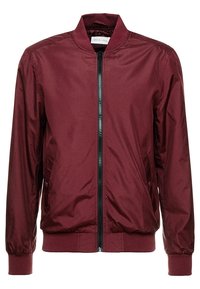 Burgundy bomberjacka i lätt material med dragkedja framtill, ribbade muddar och fåll, med sidofickor och en slät yta.