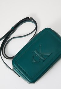 Calvin Klein BOLD MONOGRAM - Axelremsväska - maya blue