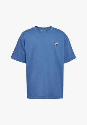 Blauw katoenen t-shirt met korte mouwen, een ronde halslijn en een klein geborduurd logo op de linkerkant van de borst. Soepele textuur, reguliere pasvorm.