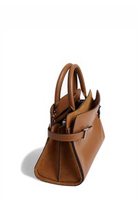 Borsa a mano in pelle marrone con un design strutturato, doppi manici superiori e una texture scamosciata. Presenta una chiusura con zip e tasche interne.