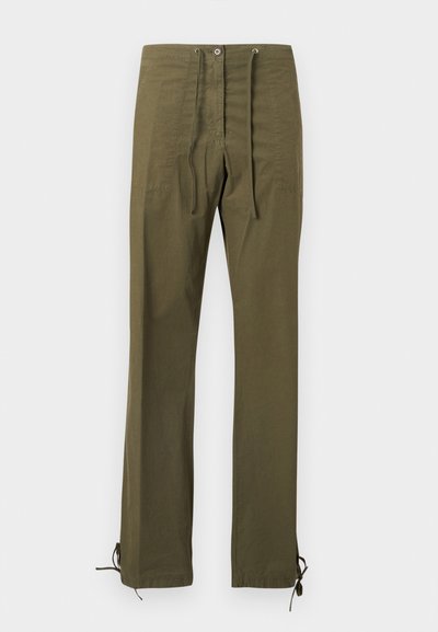 Pantalon en coton vert olive à coupe décontractée, avec plis à l'avant, taille à cordon de serrage et liens ajustables aux ourlets pour personnalisation.