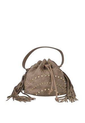 Bolso tipo bucket de ante en color topo con tachuelas doradas, detalle de flecos y cierre superior con cordón. Equipado con un asa única para llevar.