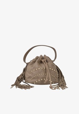 Bolso tipo bucket de ante en color topo con tachuelas doradas, detalle de flecos y cierre superior con cordón. Equipado con un asa única para llevar.