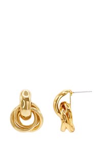 Goldfarbene Ohrringe mit ineinander verschlungenen kreisförmigen und gedrehten Designs. Glatte Textur mit polierter Oberfläche, die moderne geometrische Formen präsentiert.