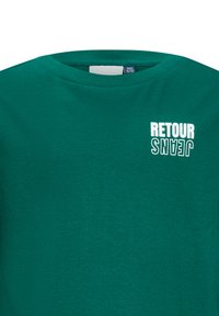 T-shirt in cotone verde con collo a giro. Presenta la scritta "RETROUR JEANS" stampata in bianco. Texture liscia, vestibilità casual e maniche corte.