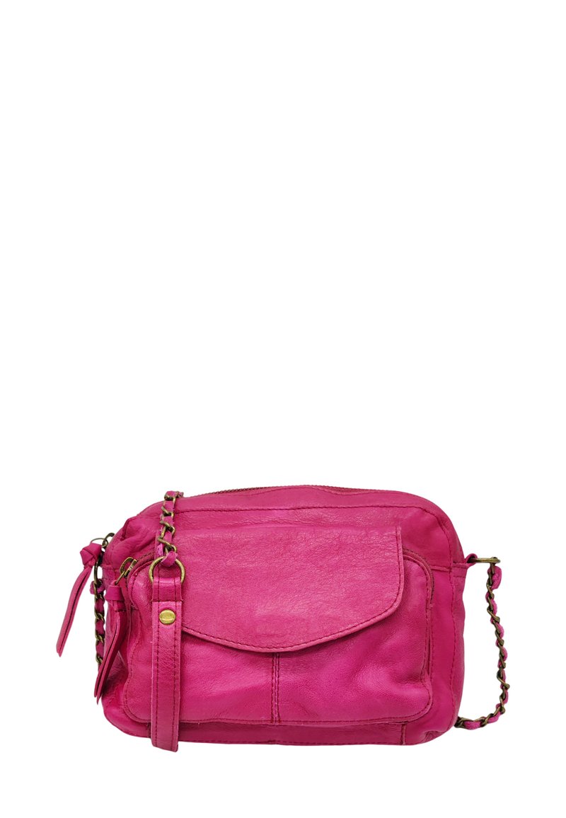 Sac bandoulière en cuir rose avec une finition texturée, fermeture zippée, poche frontale et une bandoulière accentuée de chaînes pour une longueur ajustable.