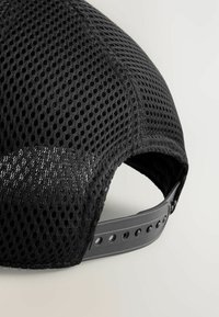 Schwarze Mesh-Baseballmütze mit strukturiertem Design, verstellbarem Plastikverschluss auf der Rückseite und sichtbaren Belüftungsöffnungen.