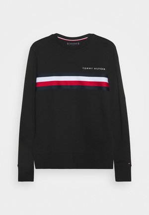 Sort langærmet crewneck-sweatshirt med vandrette hvide, røde og navy striber og "Tommy Hilfiger"-logo på brystet.