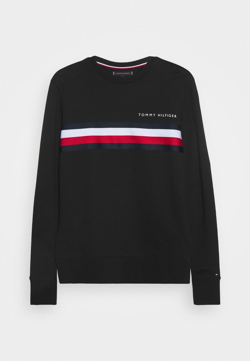 Sweat-shirt noir à manches longues avec col rond, rayures horizontales blanches, rouges et bleu marine, et logo "Tommy Hilfiger" sur la poitrine.
