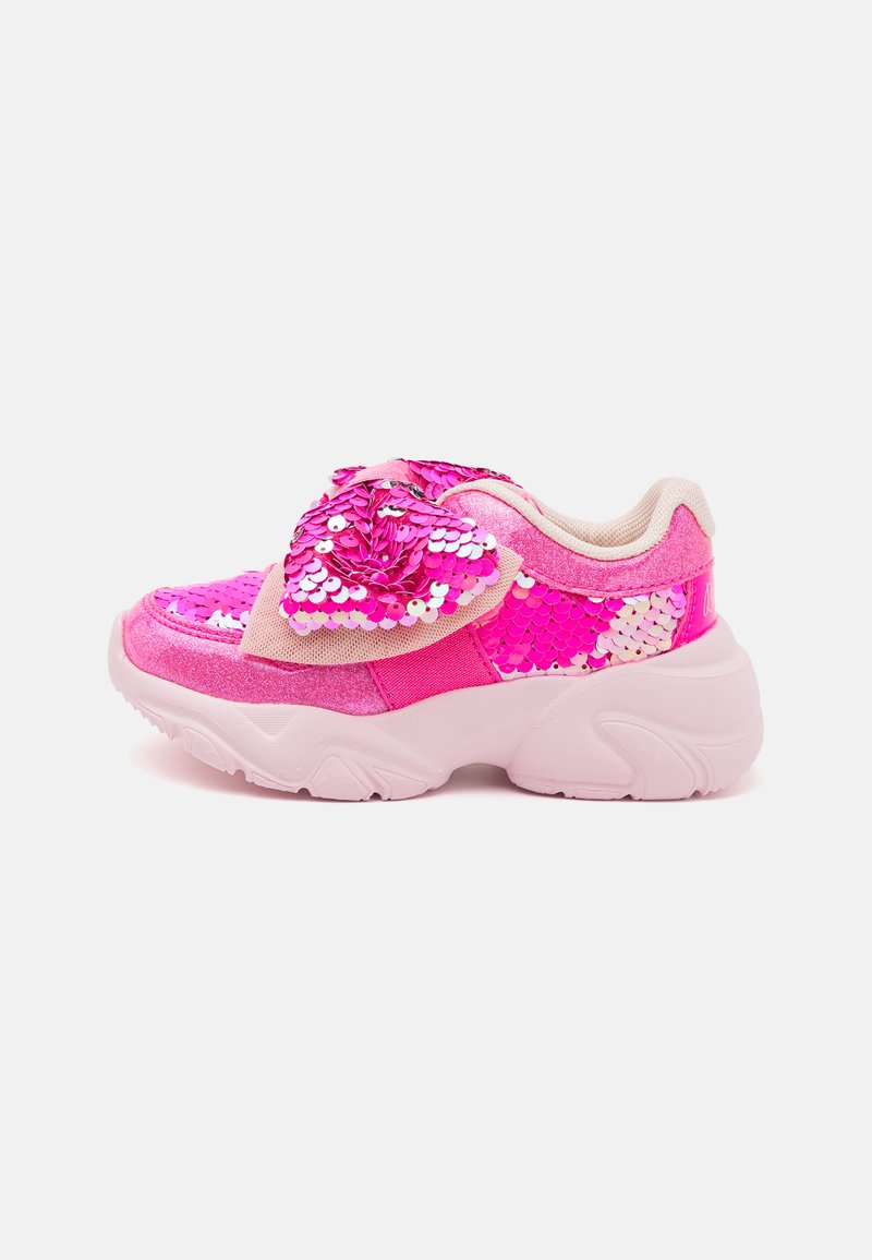 Rosa barne sneakers med paljetter på overdelen, glitrende detaljer og en tykk hvit gummisåle. Har et dekorativt blomsterdesign på siden.
