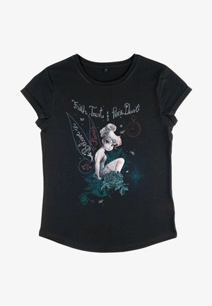 T-shirt in cotone nero con una grafica colorata di un personaggio con ali, accenti floreali e testo che recita "Fede, Fiducia e Polvere di Fata."