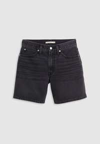 Short en jean noir avec bouton à l'avant, passants de ceinture et poches, présenté sur un fond uni gris clair.