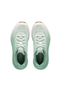 Jasnozielone buty do biegania po szlakach z siateczkową cholewką, teksturowaną podeszwą środkową i gumową podeszwą. Charakteryzują się wzmocnionym sznurowaniem oraz logo na języku.