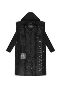 Svart huva parkas med tryckknappar, med en glänsande inredning, logotryck och flera fickor designade för funktionalitet.
