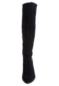 Bottes en suédine noires jusqu'au genou avec un bout pointu, un design épuré, des coutures verticales et un accent de talon légèrement brillant.